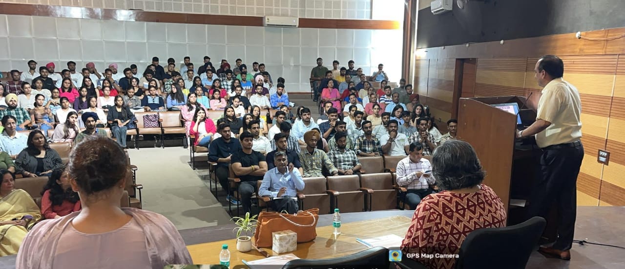 अवसरों का लाभ उठाकर संभावनाओं को खोलना: यूआईएएमएस में नए छात्रों का स्वागत